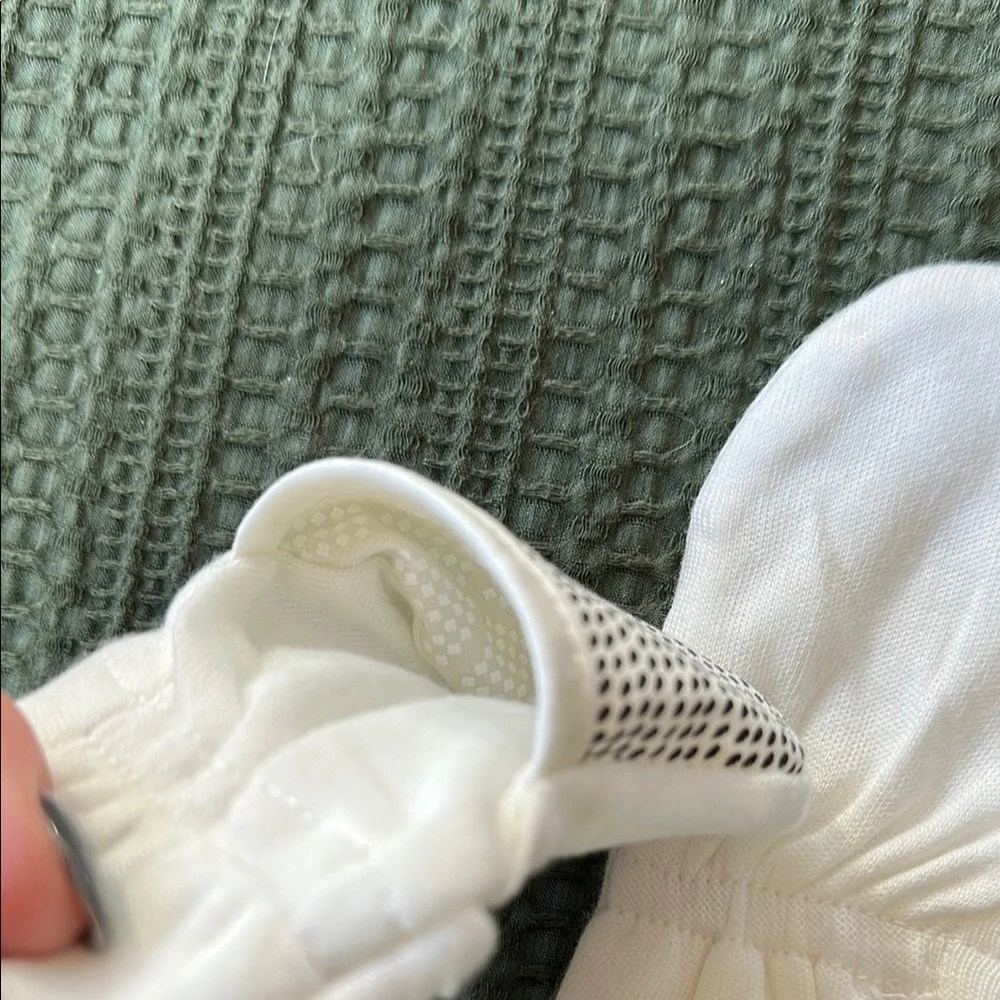 NWOT, 2 Pairs of Goumi Stay On Mitts
